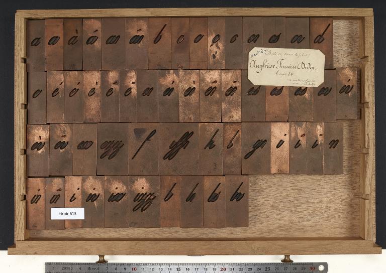Tiroir de matrices : anglaise Didot corps 84