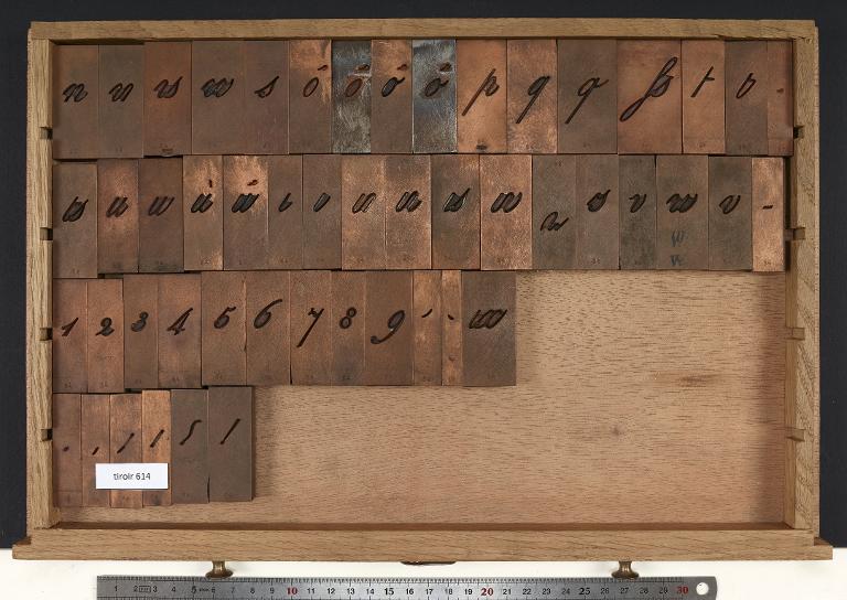 Tiroir de matrices : anglaise Didot corps 84