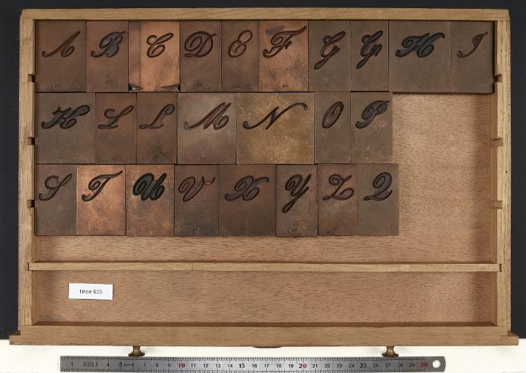 Tiroir de matrices : anglaise Didot corps 84