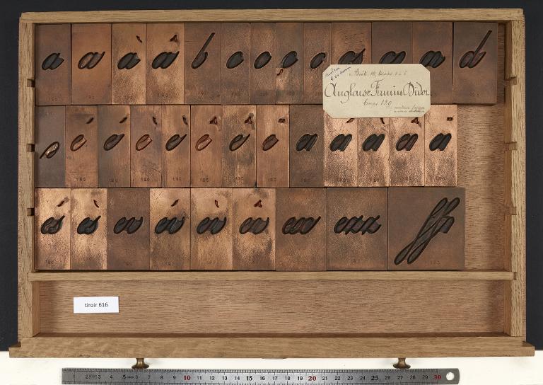 Tiroir de matrices : anglaise Didot corps 120