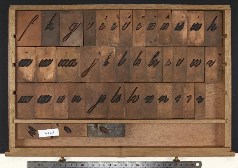 Tiroir de matrices : anglaise Didot corps 120
