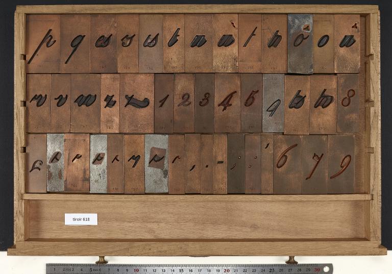 Tiroir de matrices : anglaise Didot corps 120
