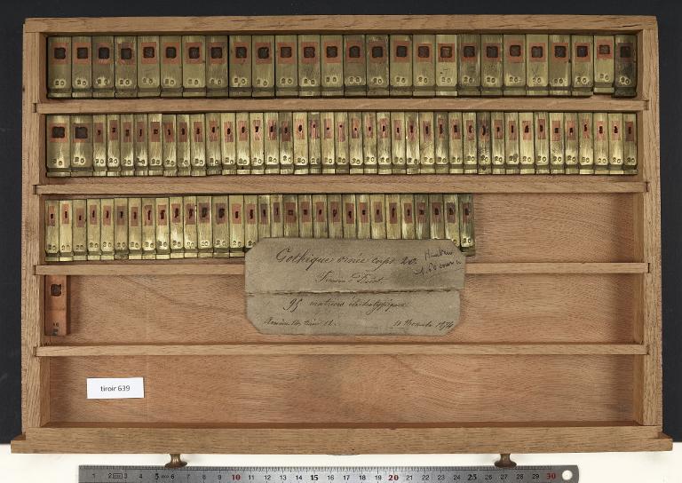 Tiroir de matrices : gothique ornée corps 20