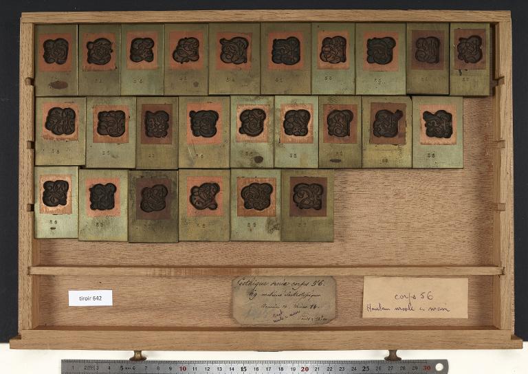 Tiroir de matrices : gothique ornée corps 56