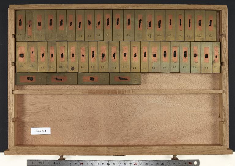 Tiroir de matrices : gothique ornée corps 56