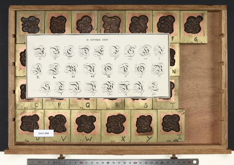 Tiroir de matrices : gothique ornée corps 80