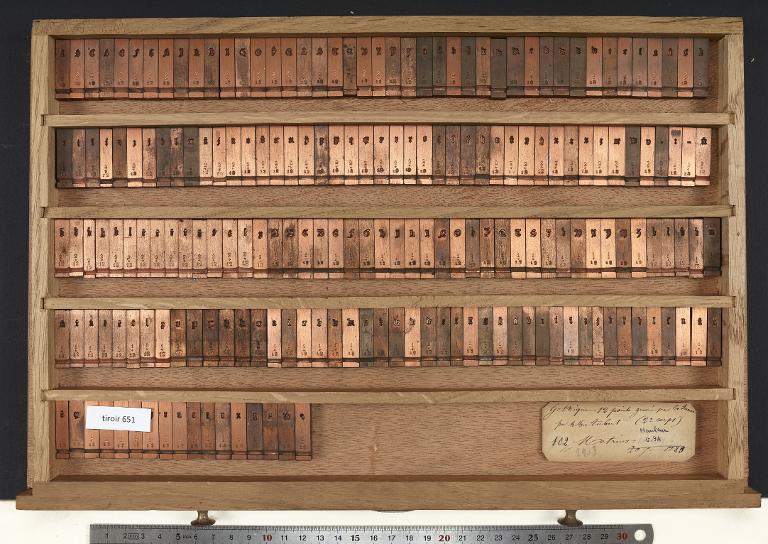 Tiroir de matrices : gothique corps 12