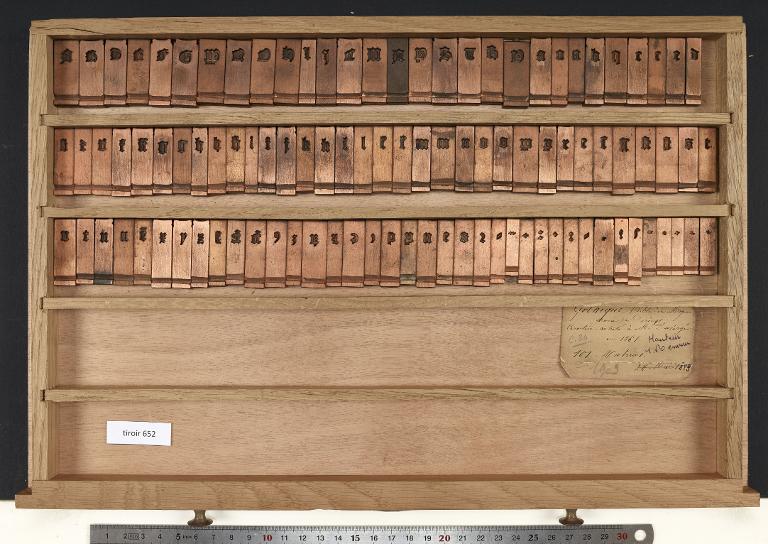 Tiroir de matrices : gothique de Mayence corps 24