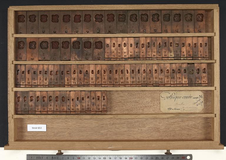 Tiroir de matrices : gothique ornée corps 36