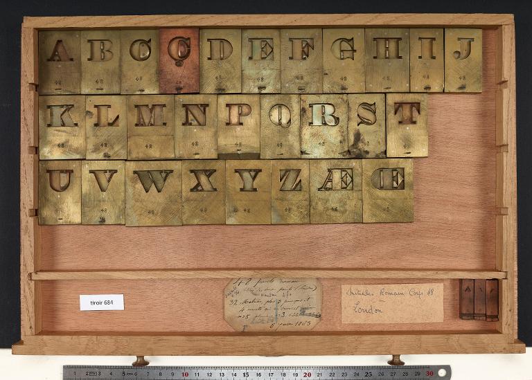 Tiroir de matrices : London corps 48 , initiale , romain