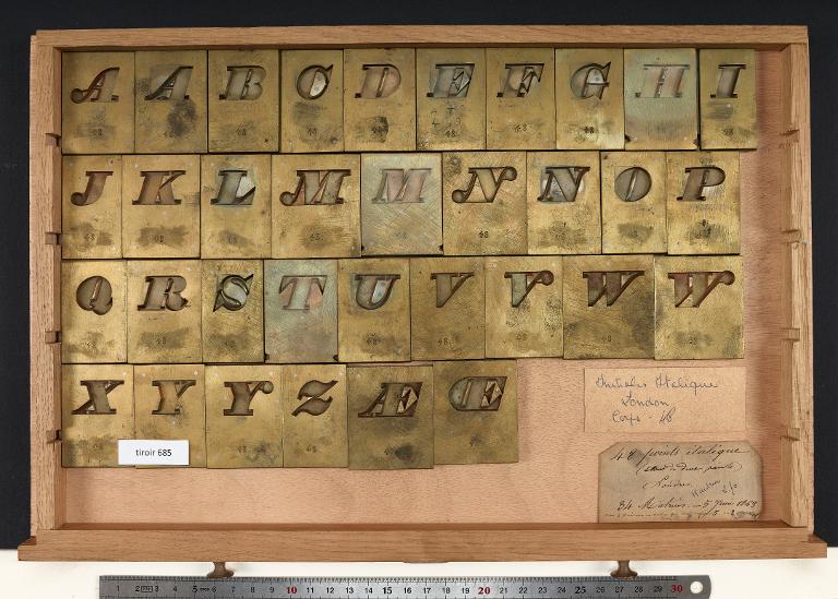 Tiroir de matrices : London corps 48 , initiale