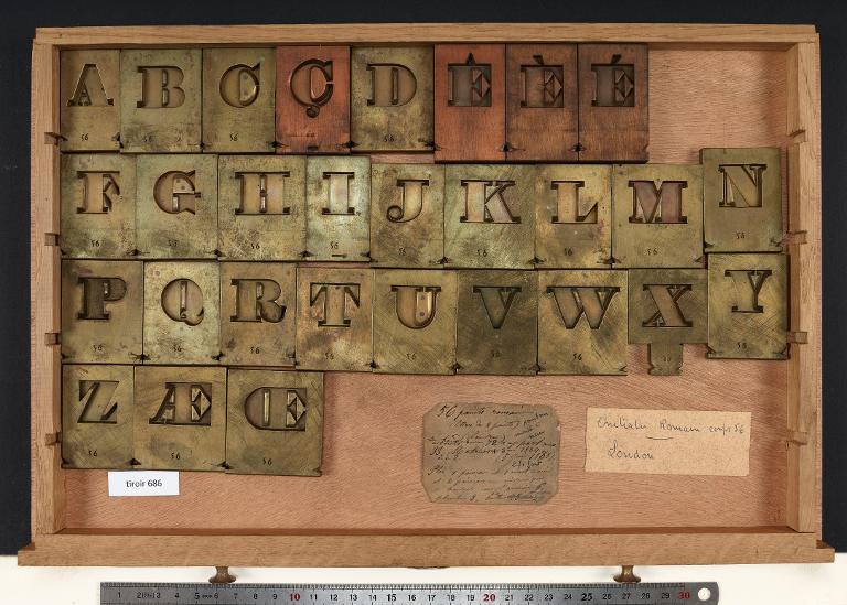 Tiroir de matrices : London corps 56 , initiale , romain