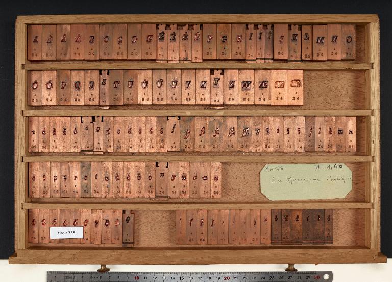 Tiroir de matrices : Marcellin-Legrand ancienne gravure corps 24