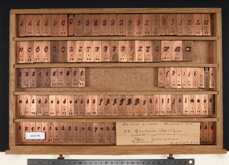 Tiroir de matrices : Marcellin-Legrand ancienne gravure corps 28