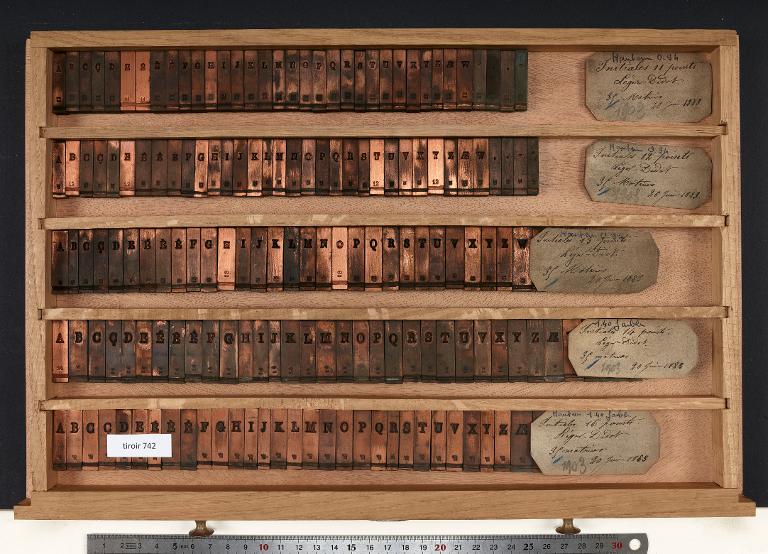 Tiroir de matrices : initiales léger Didot