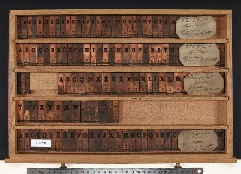 Tiroir de matrices : initiales léger Didot