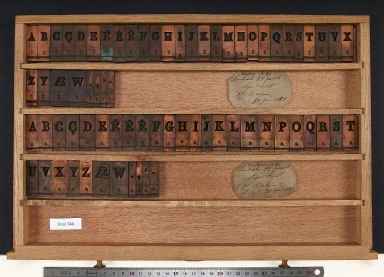 Tiroir de matrices : initiales léger Didot