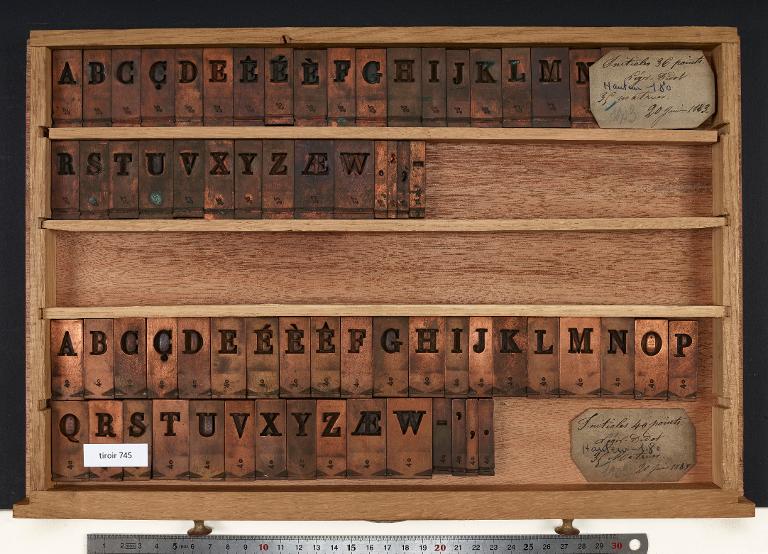 Tiroir de matrices : initiales léger Didot corps 36