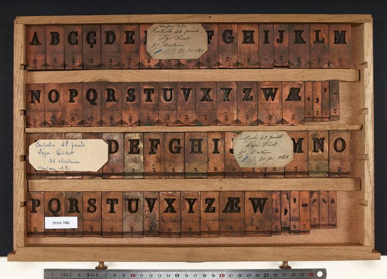 Tiroir de matrices : initiales léger Didot