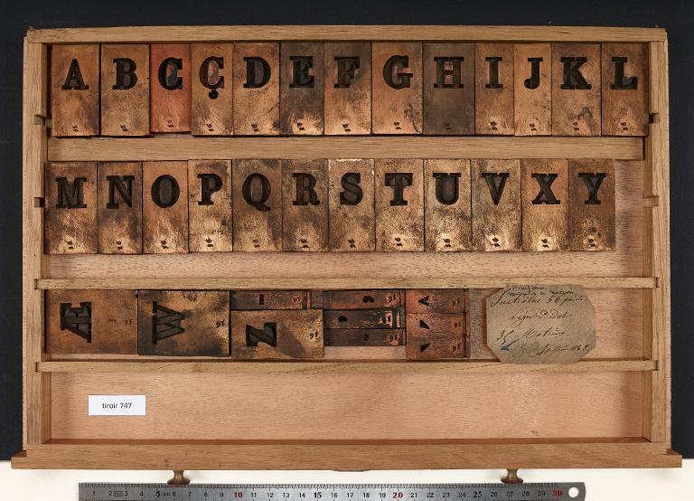 Tiroir de matrices : initiales léger Didot corps 56