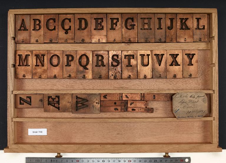 Tiroir de matrices : initiales léger Didot corps 64