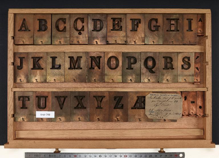 Tiroir de matrices : initiales léger Didot corps 80