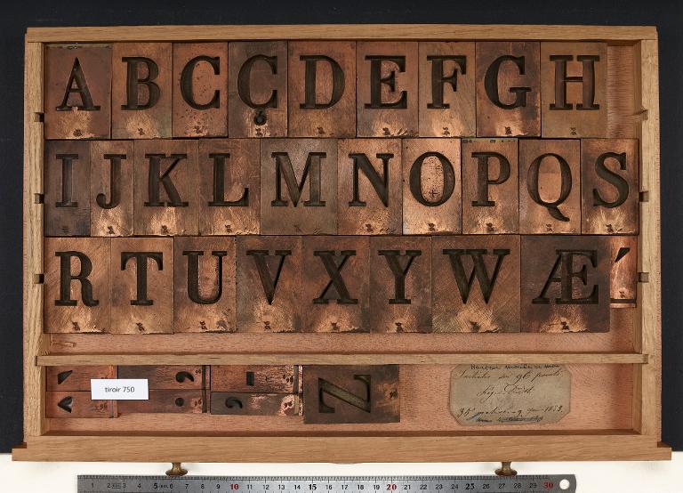 Tiroir de matrices : initiales léger Didot corps 96