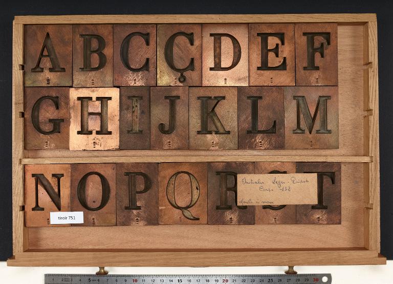 Tiroir de matrices : initiales léger Didot corps 112