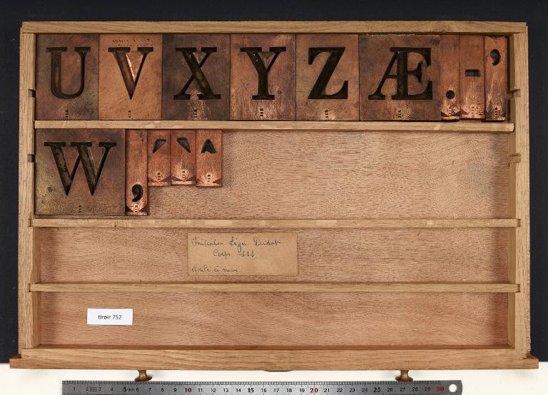 Tiroir de matrices : initiales léger Didot corps 112