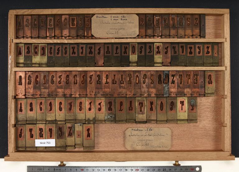Tiroir de matrices : léger Didot et lettres à talons