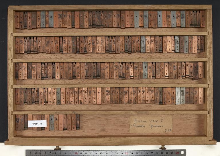 Tiroir de matrices : romain corps 8