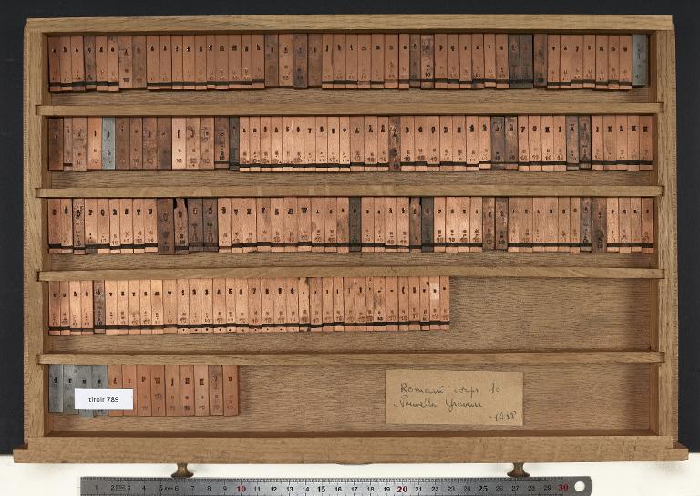 Tiroir de matrices : romain corps 10