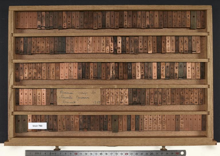 Tiroir de matrices : romain corps 10