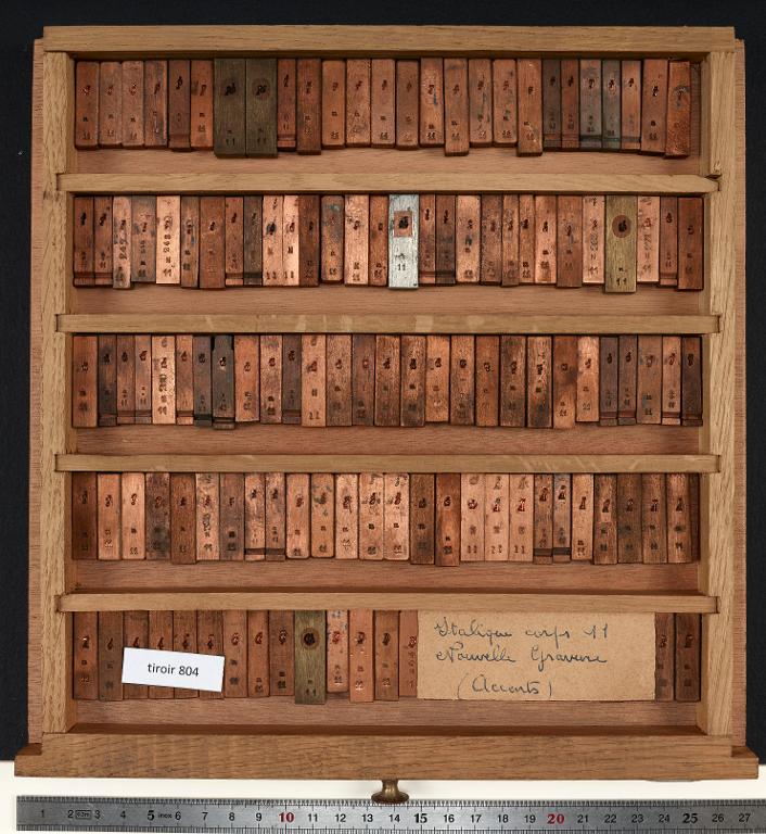 Tiroir de matrices : italique corps 11