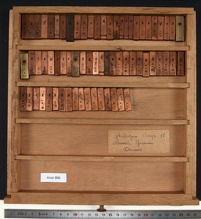 Tiroir de matrices : italique corps 11