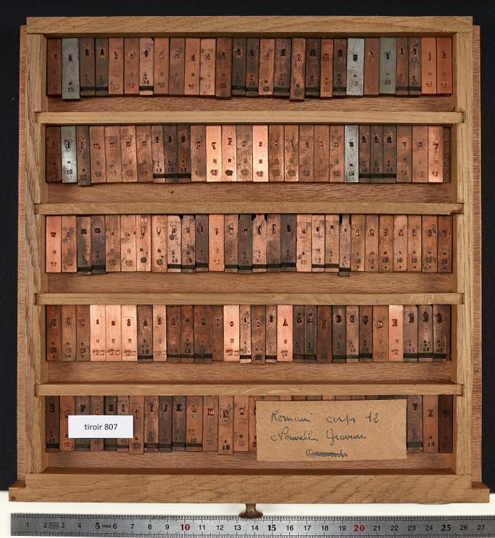 Tiroir de matrices : romain corps 12