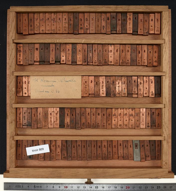 Tiroir de matrices : romain corps 12