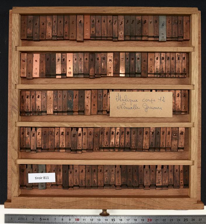 Tiroir de matrices : italique corps 12