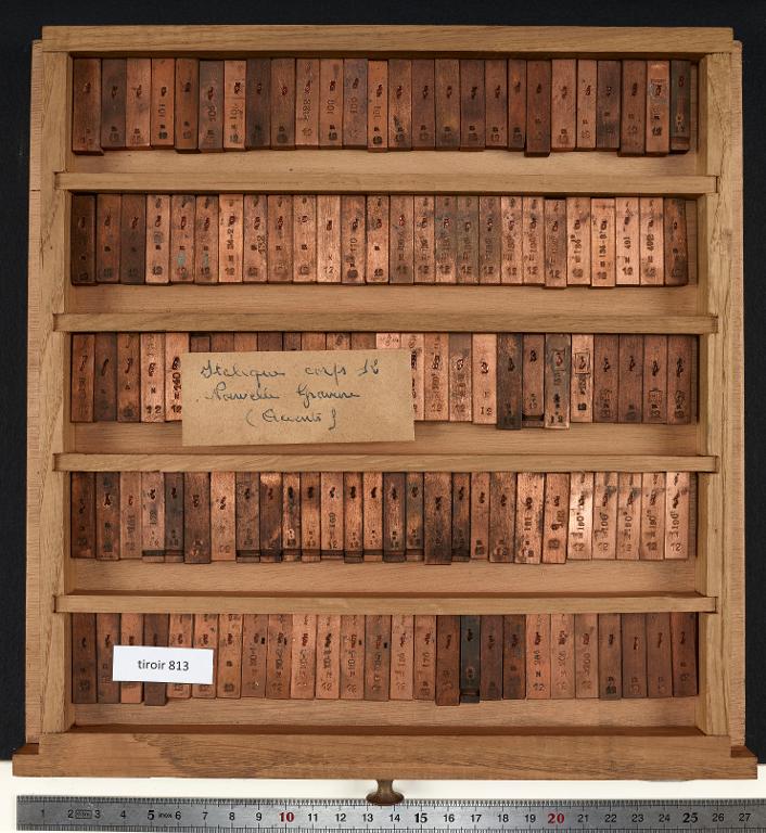 Tiroir de matrices : italique corps 12