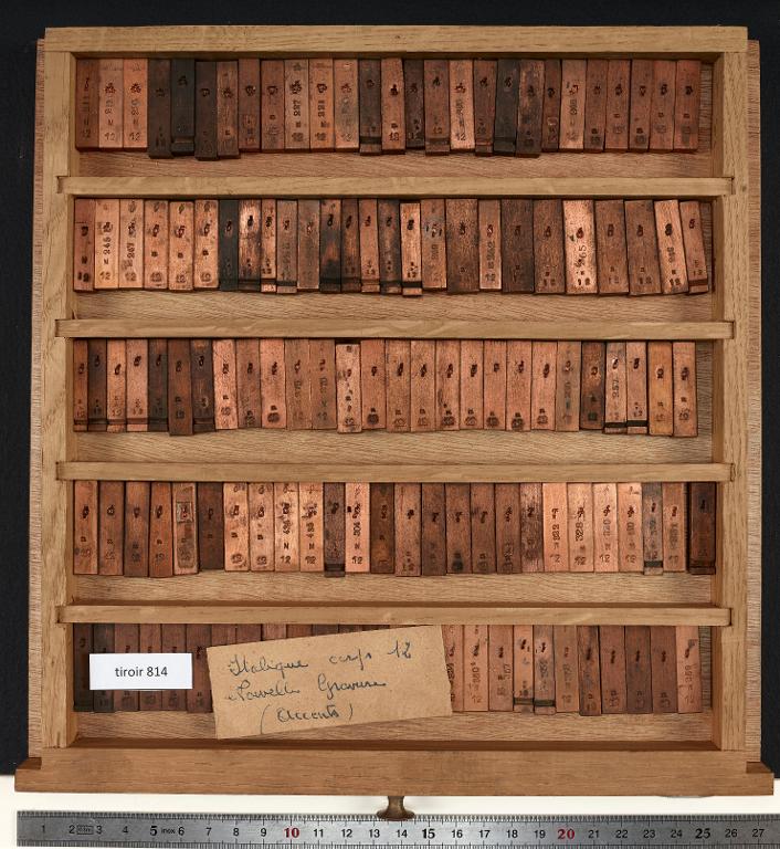 Tiroir de matrices : italique corps 12