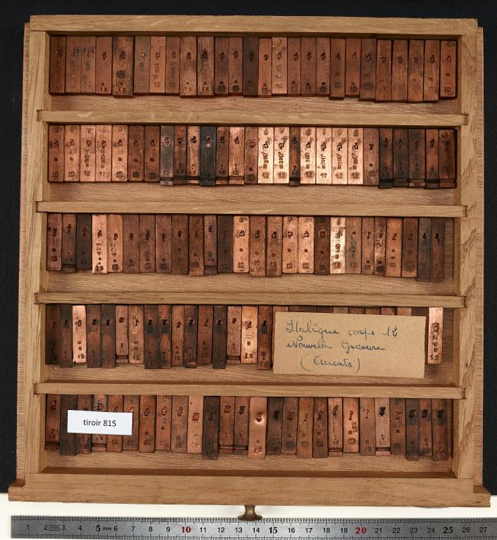 Tiroir de matrices : italique corps 12