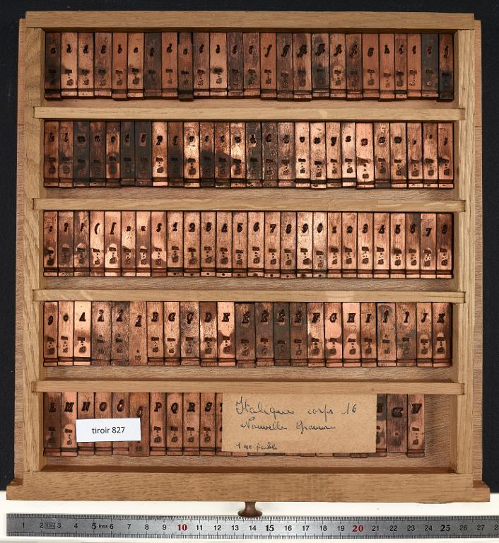 Tiroir de matrices : italique corps 16