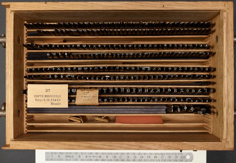 Boîte de poinçons typographiques : copte memphitique minuscule