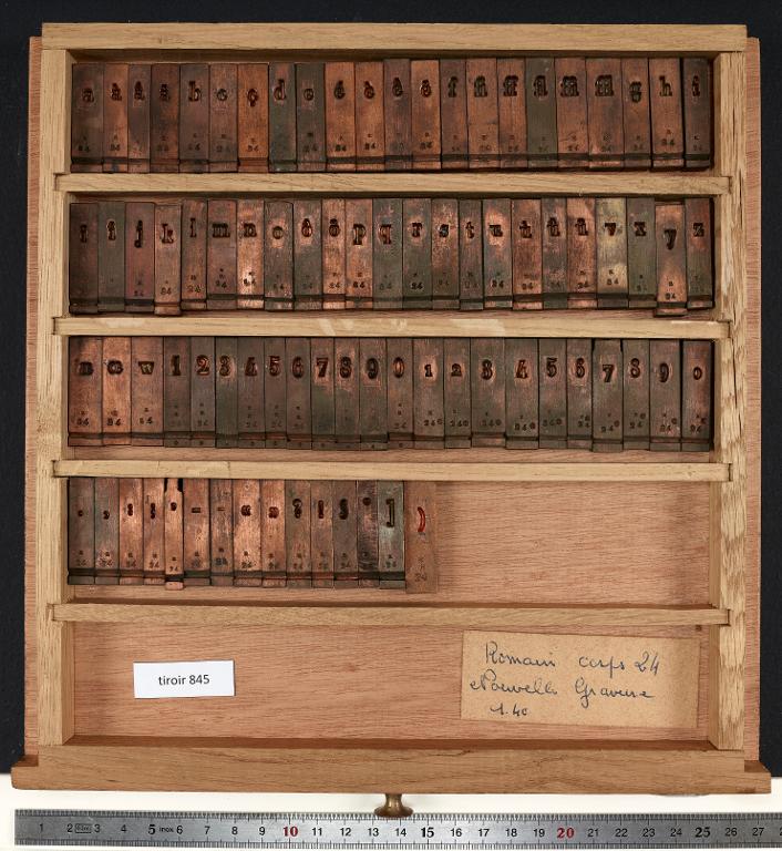 Tiroir de matrices : romain corps 24