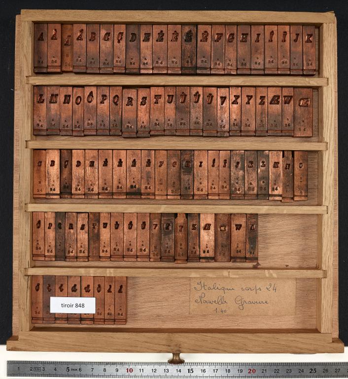 Matrices : italique corps 24