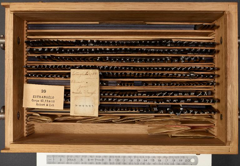 Poinçons typographiques : estrangélo corps 12