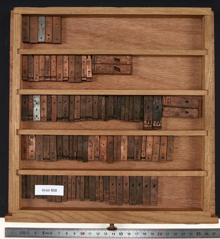 Tiroir de matrices : anciennes tierces, minutes, secondes sur divers corps
