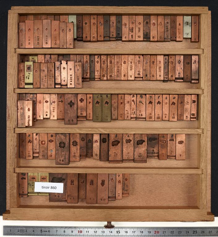 Tiroir de matrices : médailles, drapeaux, feuilles, cœur, croix d'évêque sur divers corps