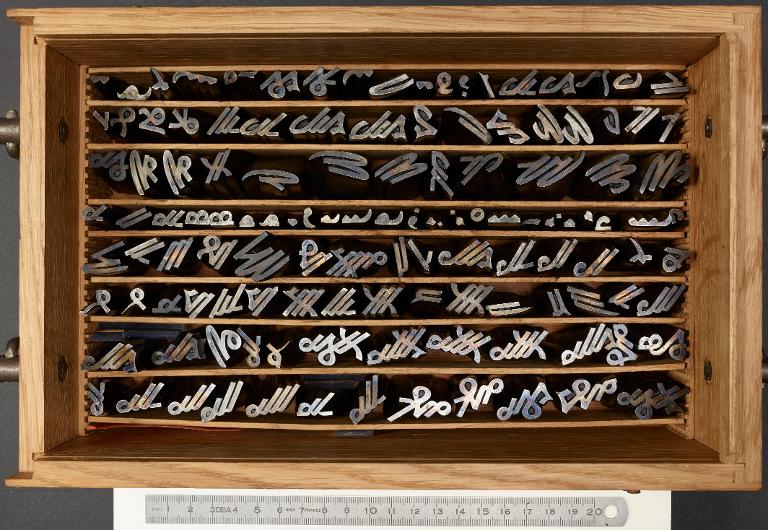 Boîte de poinçons typographiques : syriaque corps 56