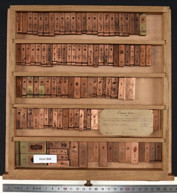Tiroir de matrices : lettres de gravure spéciale, ronde sur divers corps